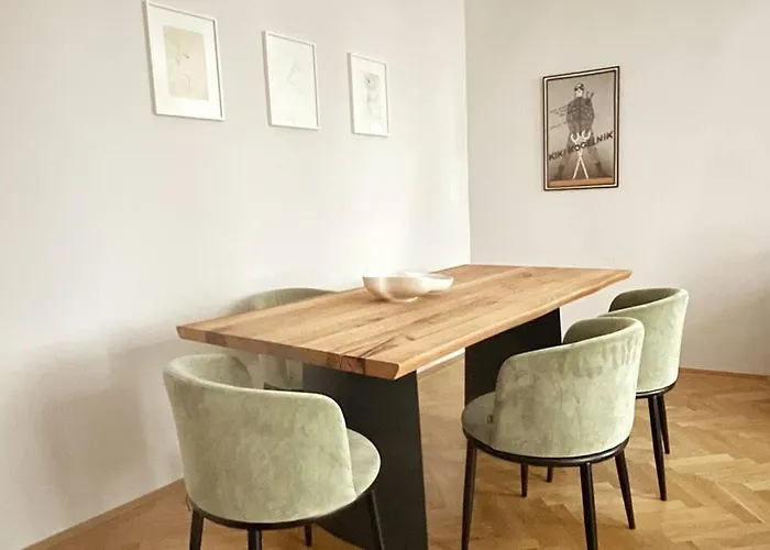 Modern & Charming @ Quarter! 7min To Center Apartment