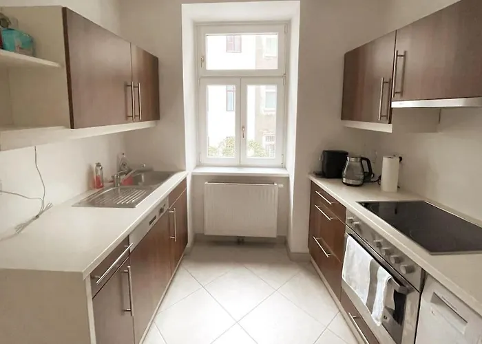 Modern & Charming @ Quarter! 7min To Center Apartment *